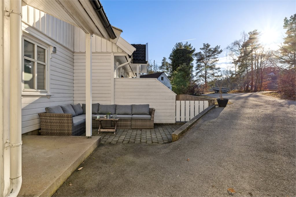 Det er godt med parkering på og ved tomten, samt stor garasje.