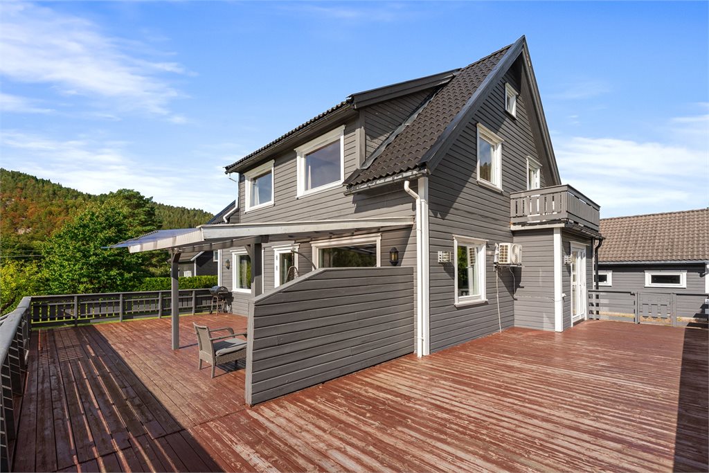 Terrassen ligger fint til i direkte tilknytning til boligens oppholdsarealer