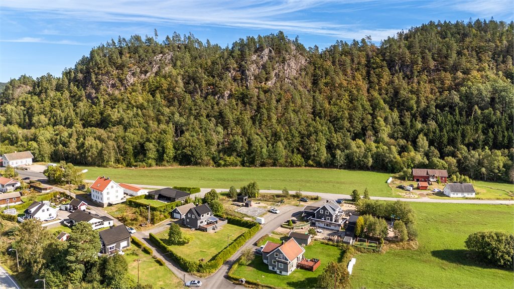 Eiendommen ligger fint til på Boen i Tveit