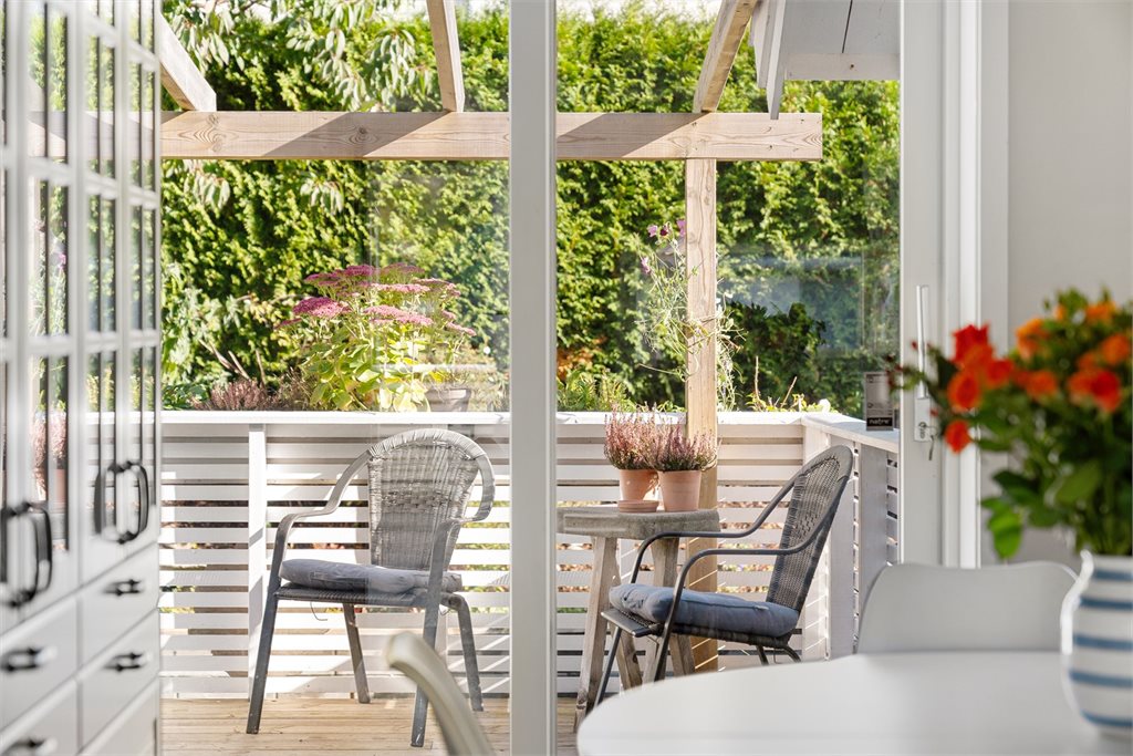 Skyvedør ut til veranda ved hagen. Perfekt frokostplass på sommerdager
