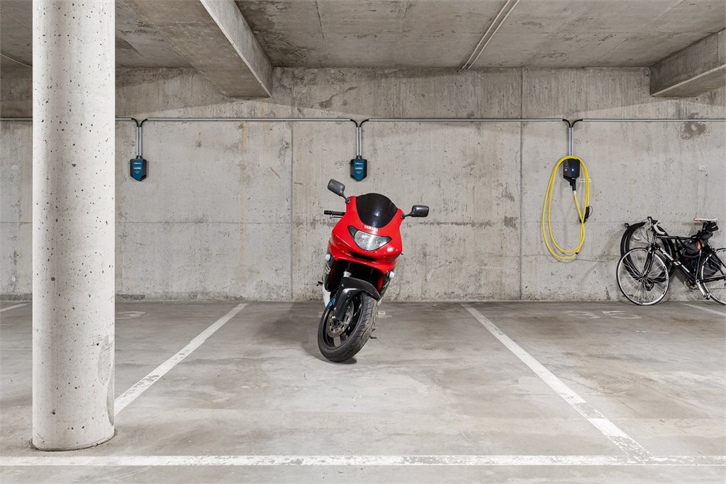 Fast parkeringsplass i lukket garasjeanlegg. Det er klargjort til elbillading, men ikke installert eller kjøpt boks.
