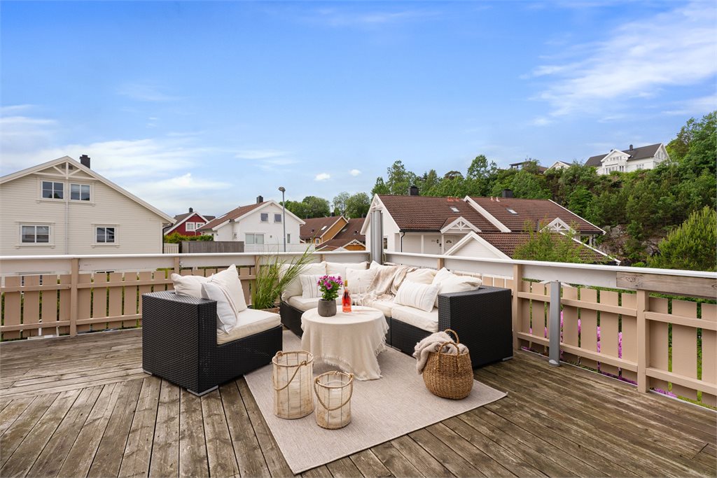 Stor terrasse med god plass til både spise- og sittegrupper