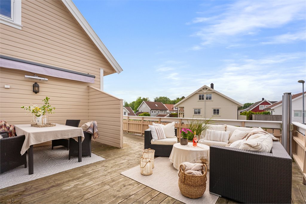 Stor terrasse med gode soner for avslapning