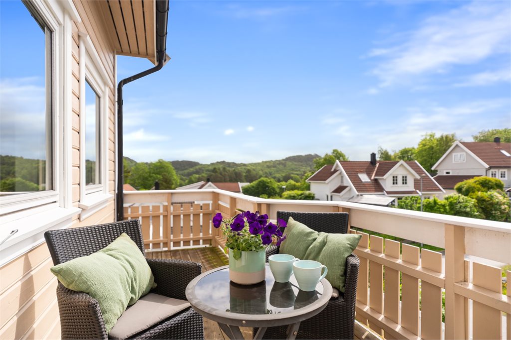  Terrasse med skjermet område og utsikt mot nærområdet
