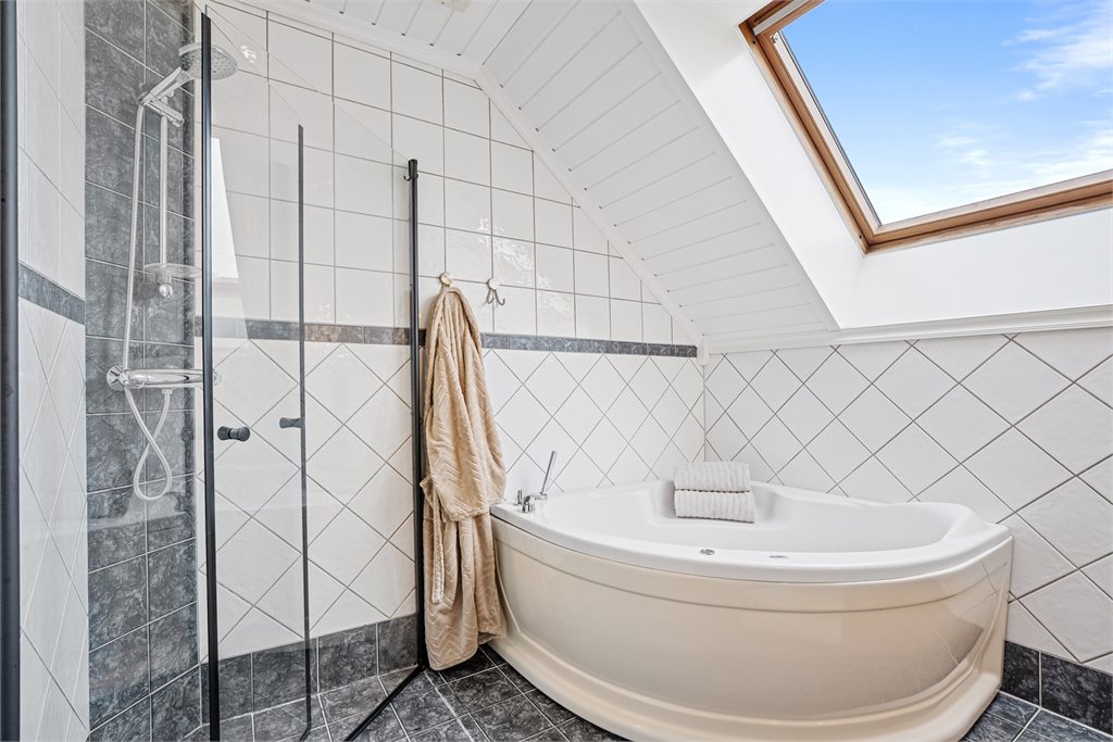 Delikat bad med både dusj og badekar