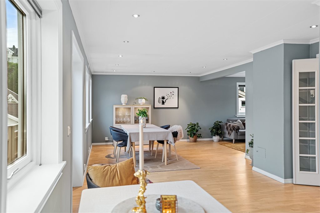 Stilren spisestue med god plass til hele familien