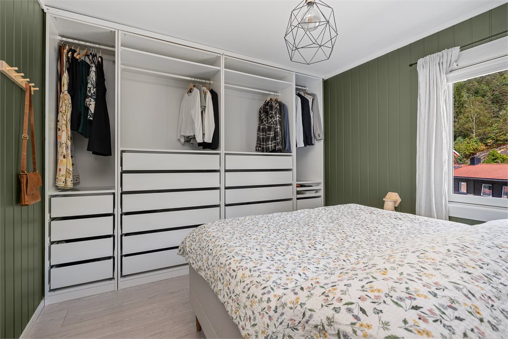 Stort hovedsoverom med meget god garderobeplass