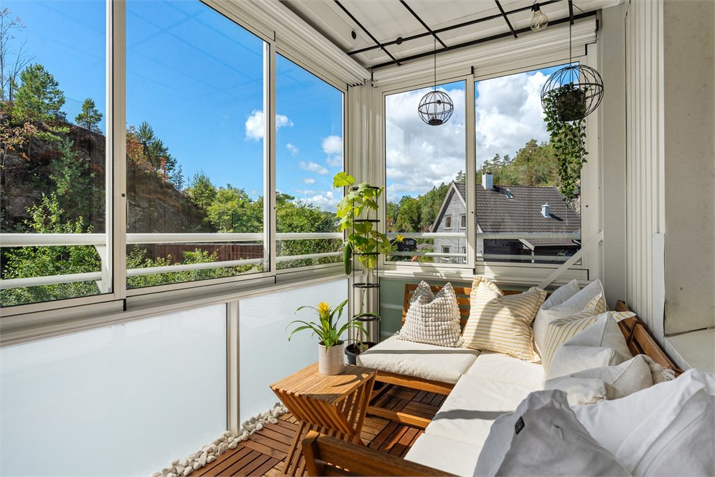 Meget hyggelig innglasset balkong med gode solforhold