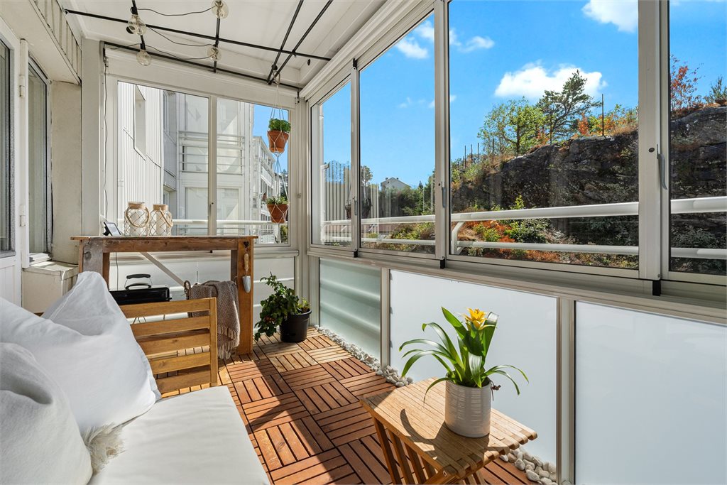 Meget hyggelig innglasset balkong med gode solforhold