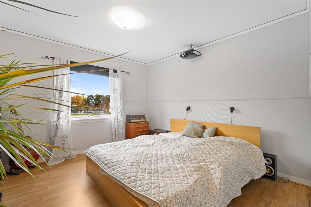 Soverom 2 - god plass til dobbeltseng og garderobeskap.