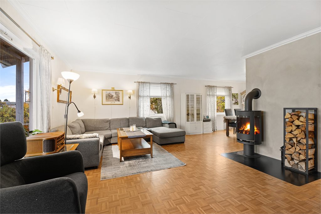 Lys og romslig stue med vakker mosiakkparkett.