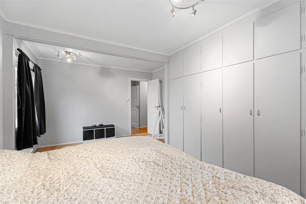 Soverom 3 - Innebygd garderobeskap og god plass til dobbeltseng.