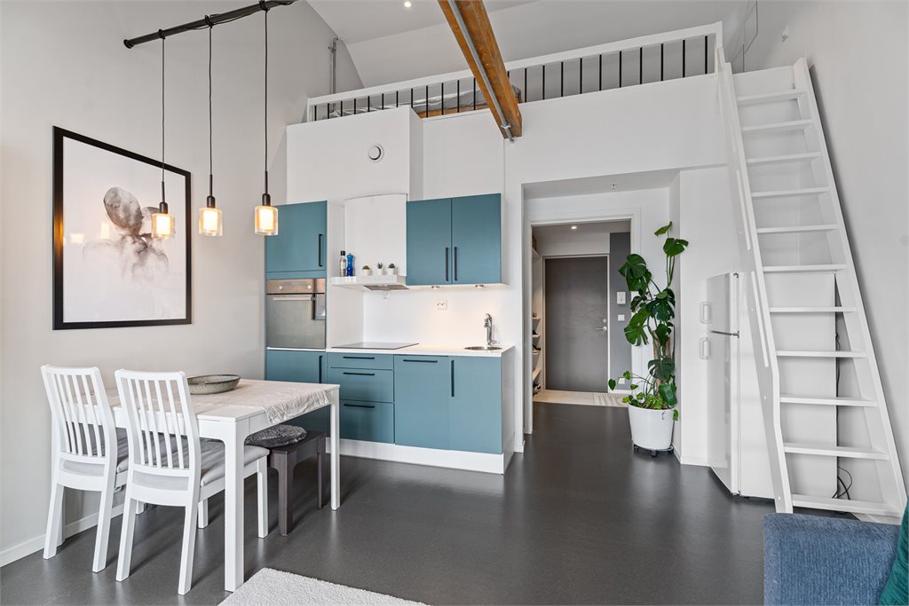 Du blir ønsket velkommen inn i en lys og innbydende gang med gode muligheter for å henge fra deg yttertøy. 