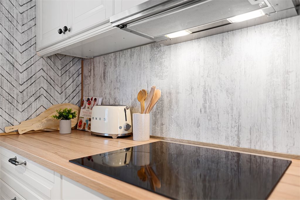 Detaljbilde av kjøkken med stilren finish og moderne overflater