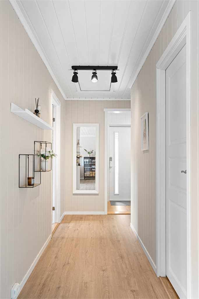 Innbydende entré med god plass og lyse overflater