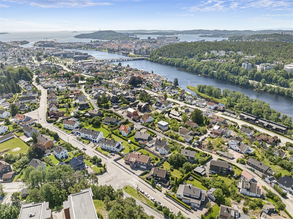 Eiendommens beliggenhet. Markert med nr 37 på taket 