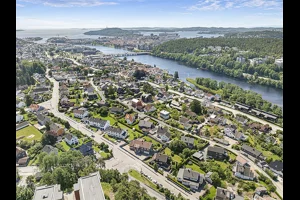 Eiendommens beliggenhet. Markert med nr 37 på taket