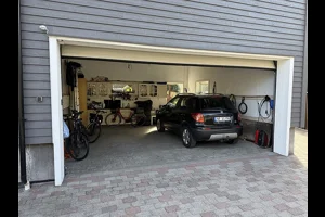 Stor garasje med gjennomgang til hage (i tilbygg fra 2013)