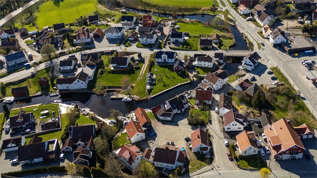 Oversiktlig dronebilde som viser nærområdet, rolige omgivelser og kort vei til Tangvall