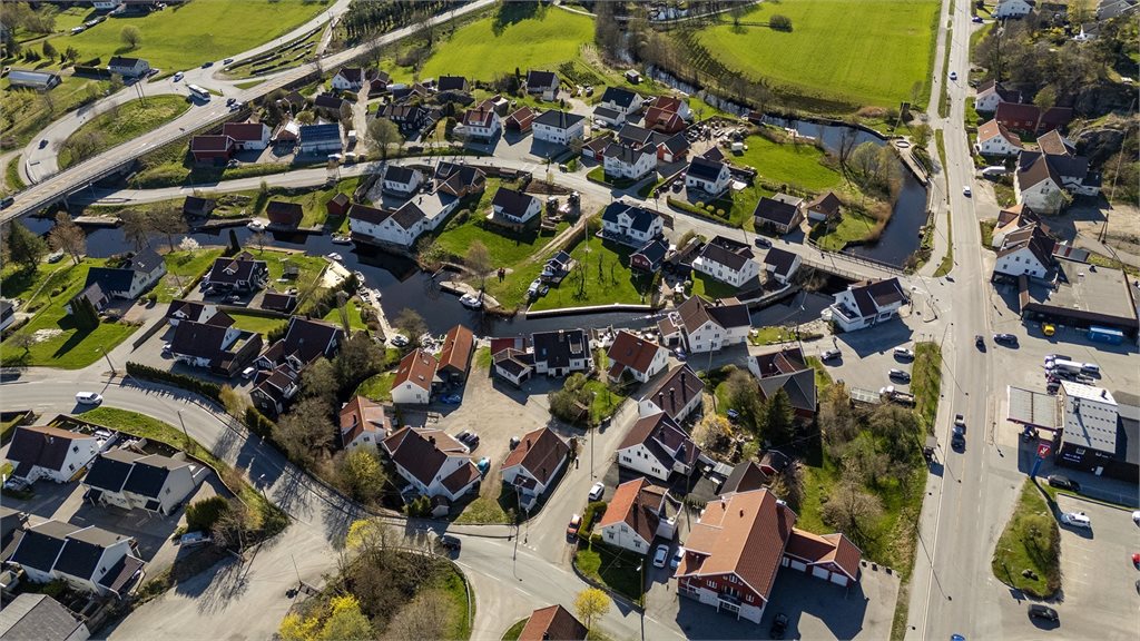 Oversiktsbilde som viser boligens beliggenhet i etablert boligområde med nærhet til sentrum og grønne omgivelser