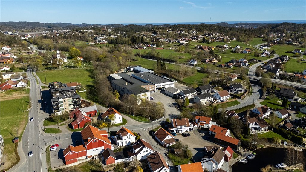 Oversiktsbilde som viser nærområdet, grønne omgivelser og kort vei til sentrum og servicetilbud