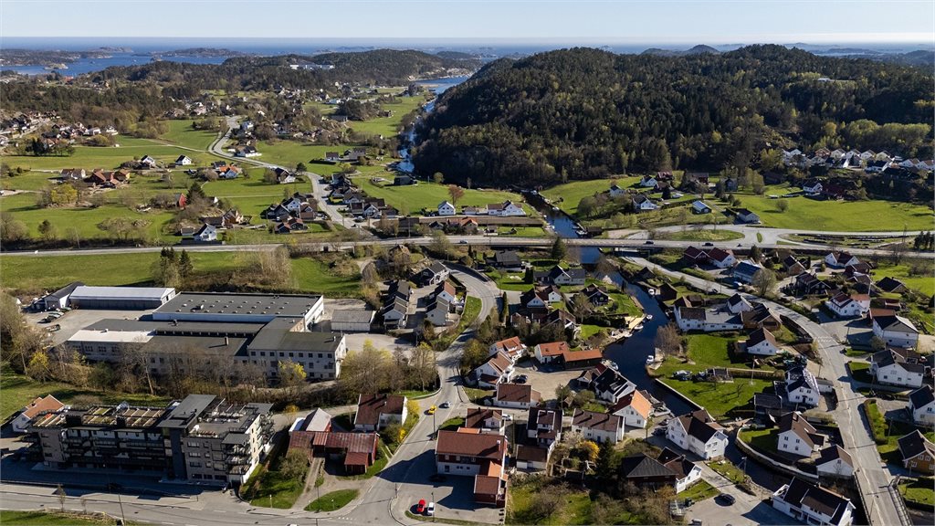 Oversiktsbilde som viser området med åpne landskap, bebyggelse og nærhet til natur
