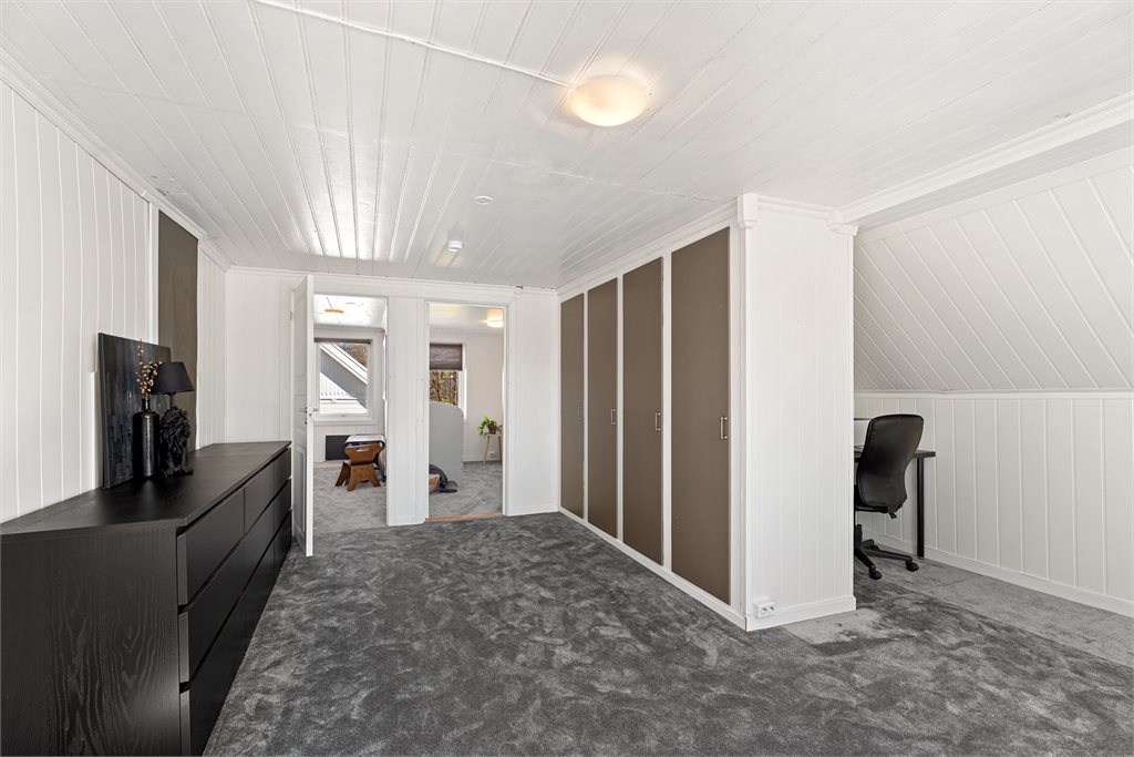 Romslig loftsareal med garderobeløsning og plass til hjemmekontor eller oppholdsrom