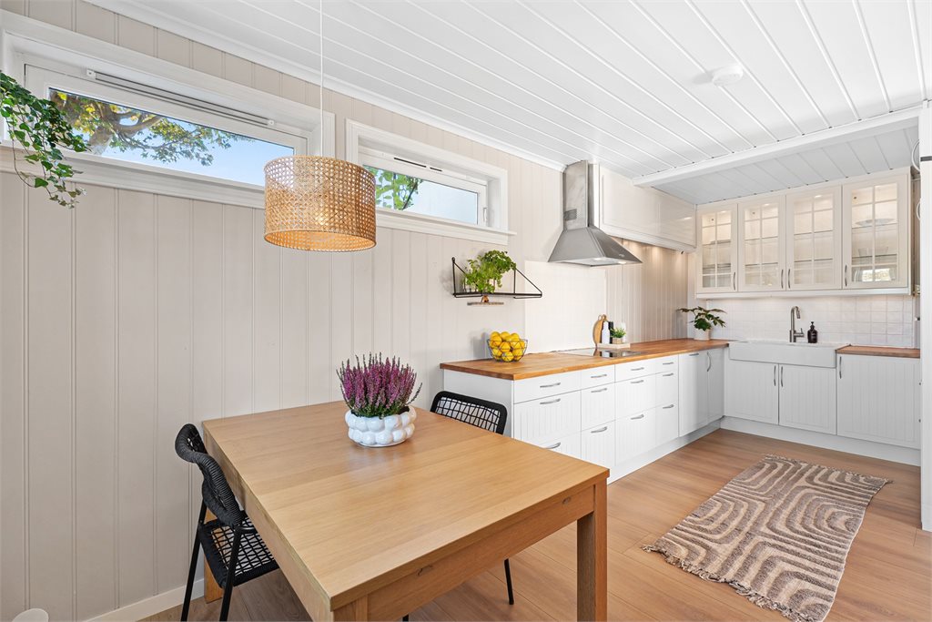 Hyggelig spiseplass på kjøkkenet, perfekt for en rolig start på dagen.