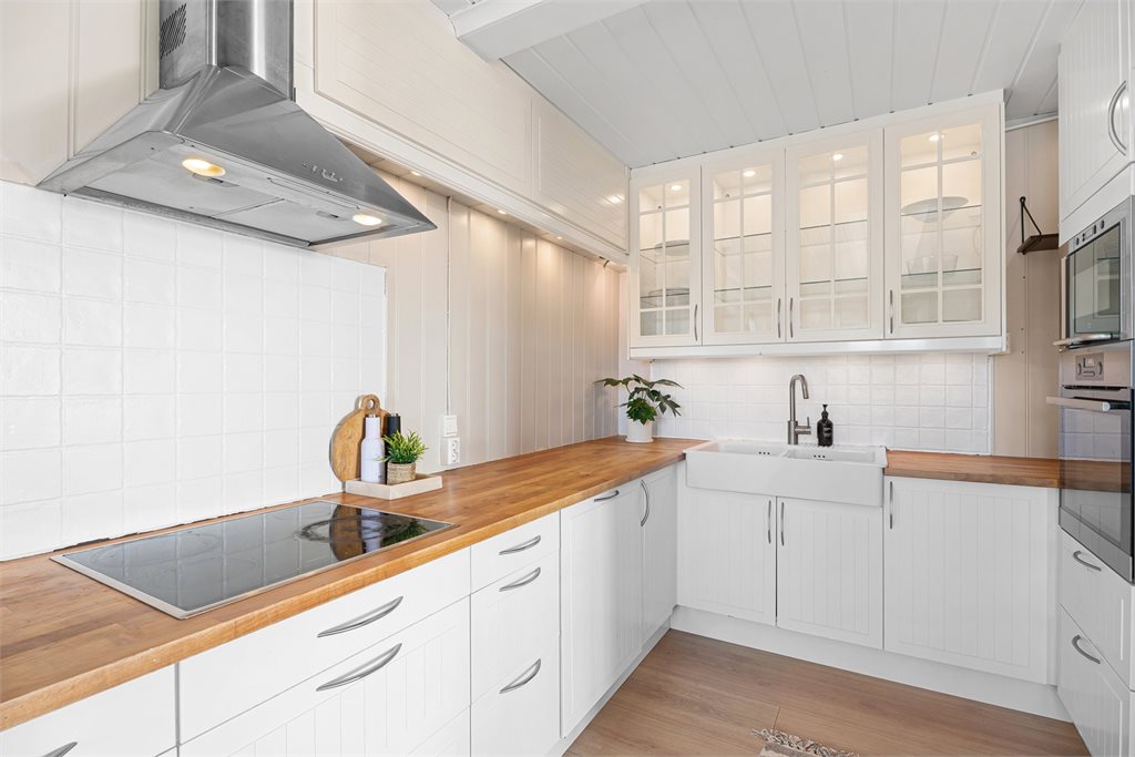 Praktisk og tidløst IKEA-kjøkken med gode oppbevaringsløsninger og arbeidsflater.