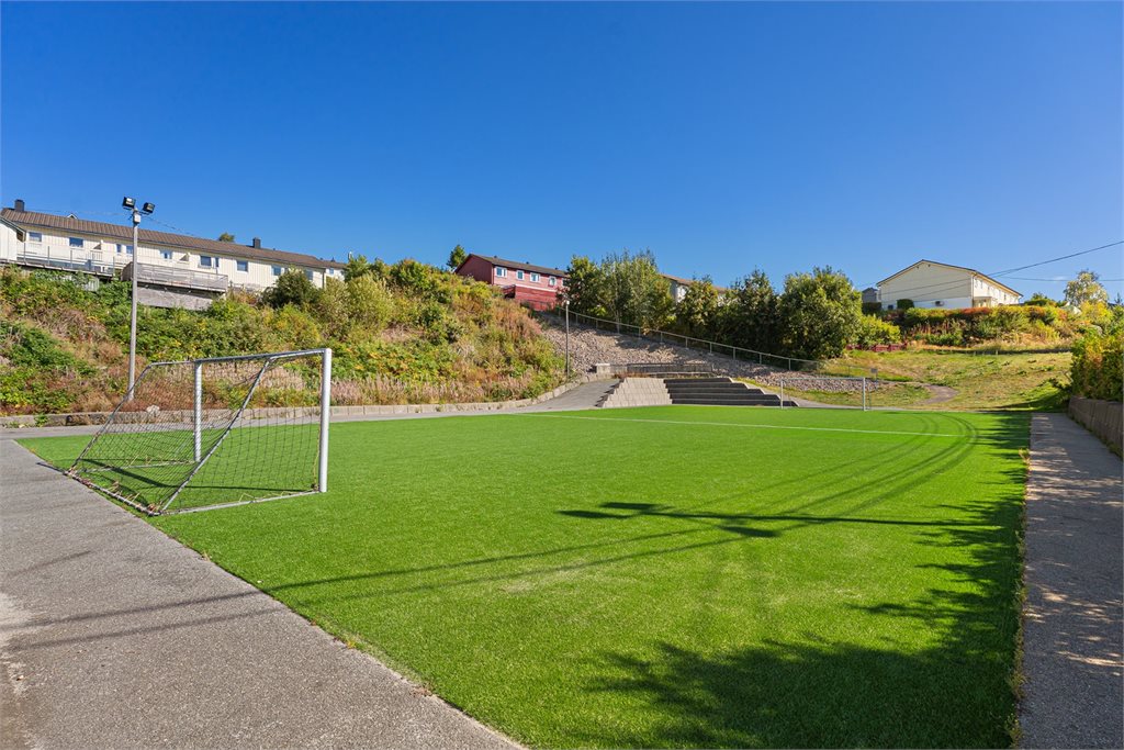 Fotballbane et steinkast unna boligen