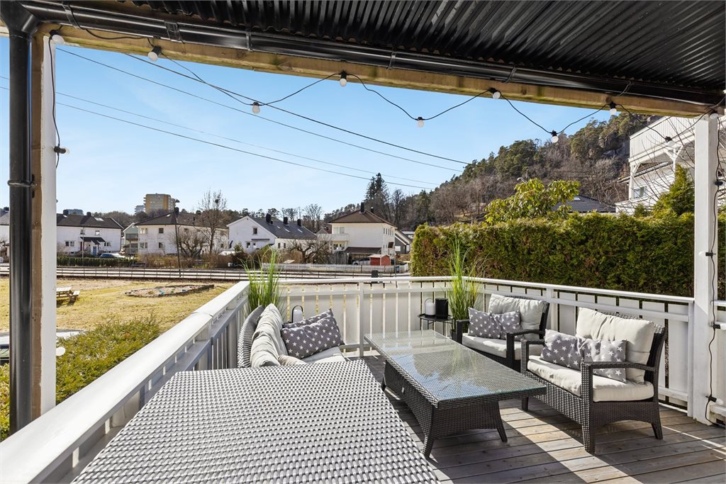 Praktisk uteplass med plass til både lounge- og spisegruppe