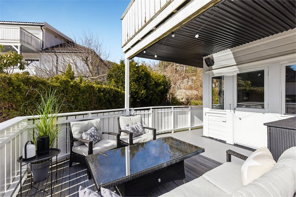 Romslig terrasse i 1. etasje med overbygg og god plass til utemøbler