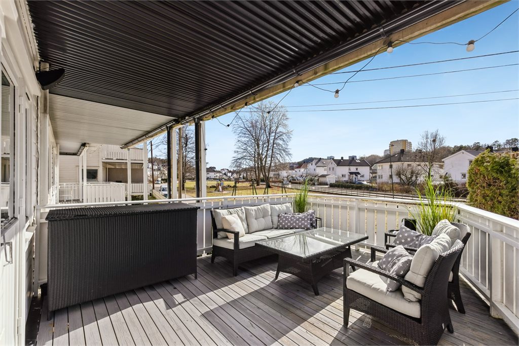Overbygd terrasse med skjermede omgivelser og god brukskomfort