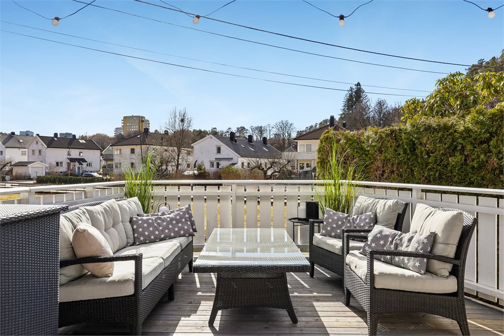 Solrik uteplass med rom for sittegruppe og hyggelig uteopphold