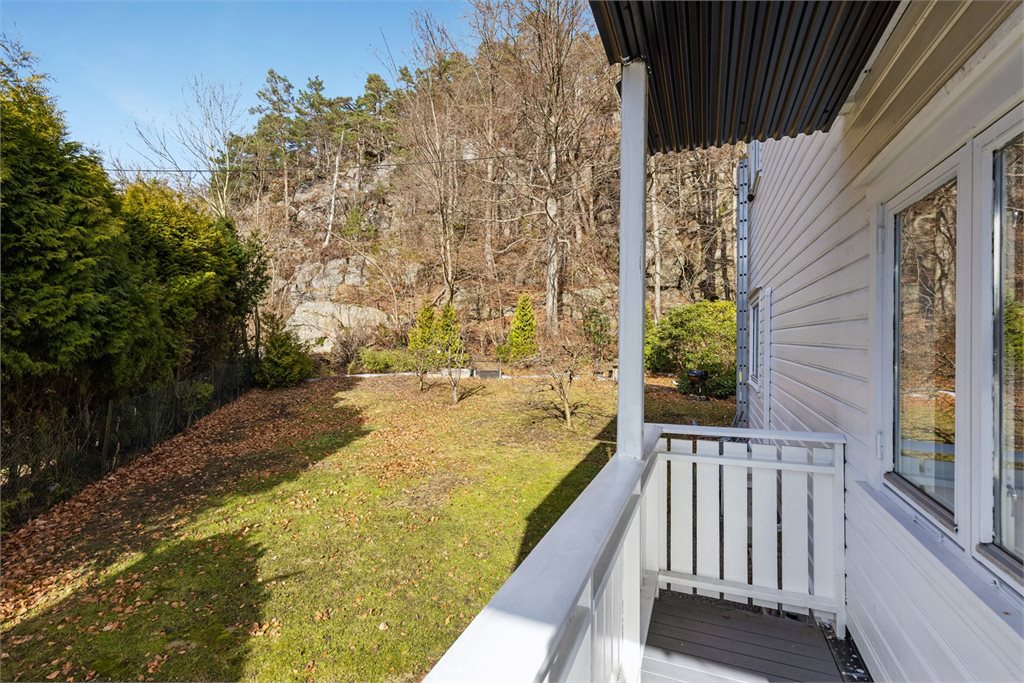 Skjermet uteområde med grønt utsyn og rolige omgivelser