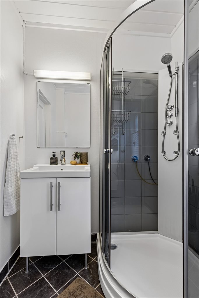 Funksjonelt bad med servantinnredning og dusjløsning