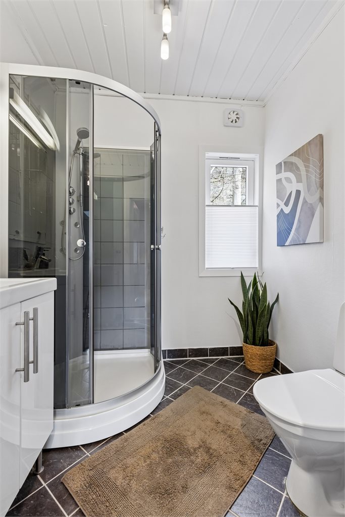 Flislagt bad med dusjkabinett og WC