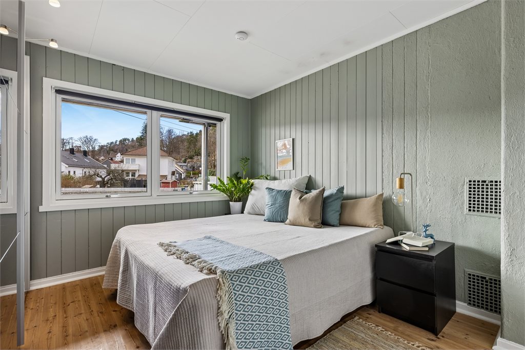 Soverom med god plass til dobbeltseng og vindu som gir fint dagslys