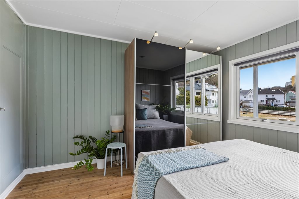 Soverom av god størrelse med plass til både seng og garderobeløsning