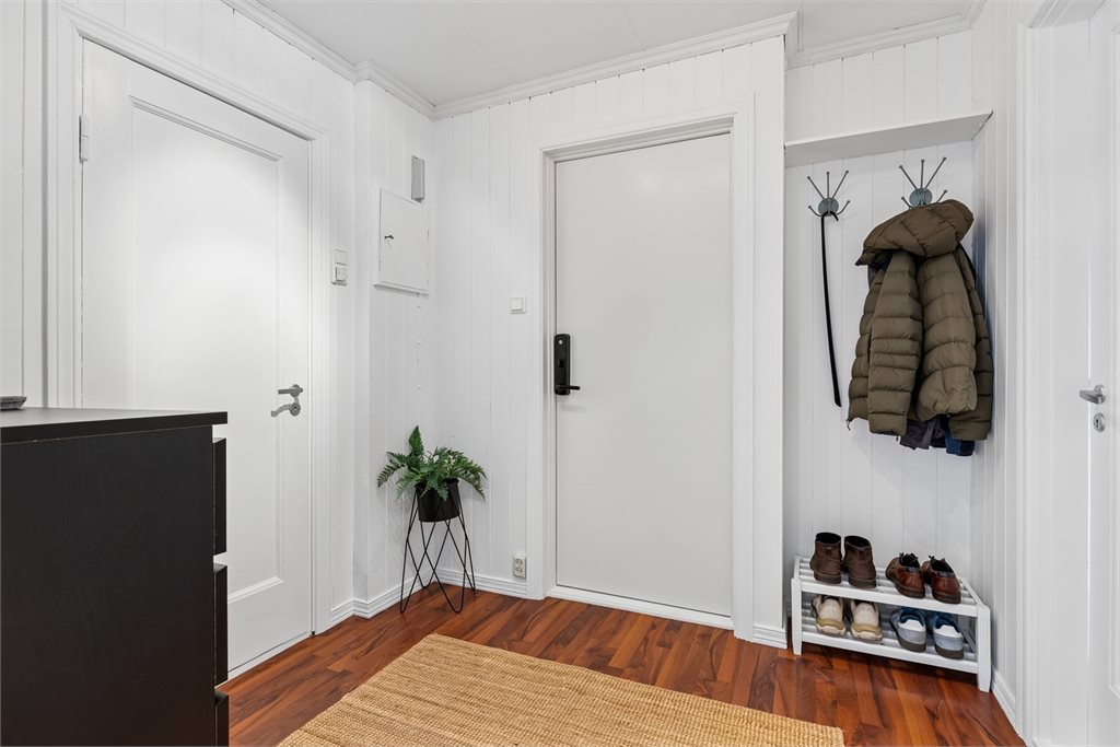 Praktisk entré med plass til yttertøy og sko