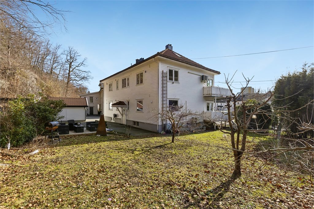 Fasade sett fra hagesiden med grønt uteområde