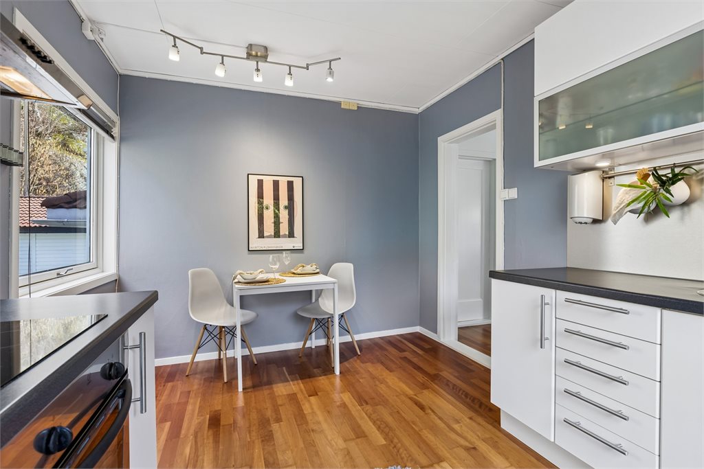 Kjøkken med oversiktlig innredning og gode oppbevaringsløsninger