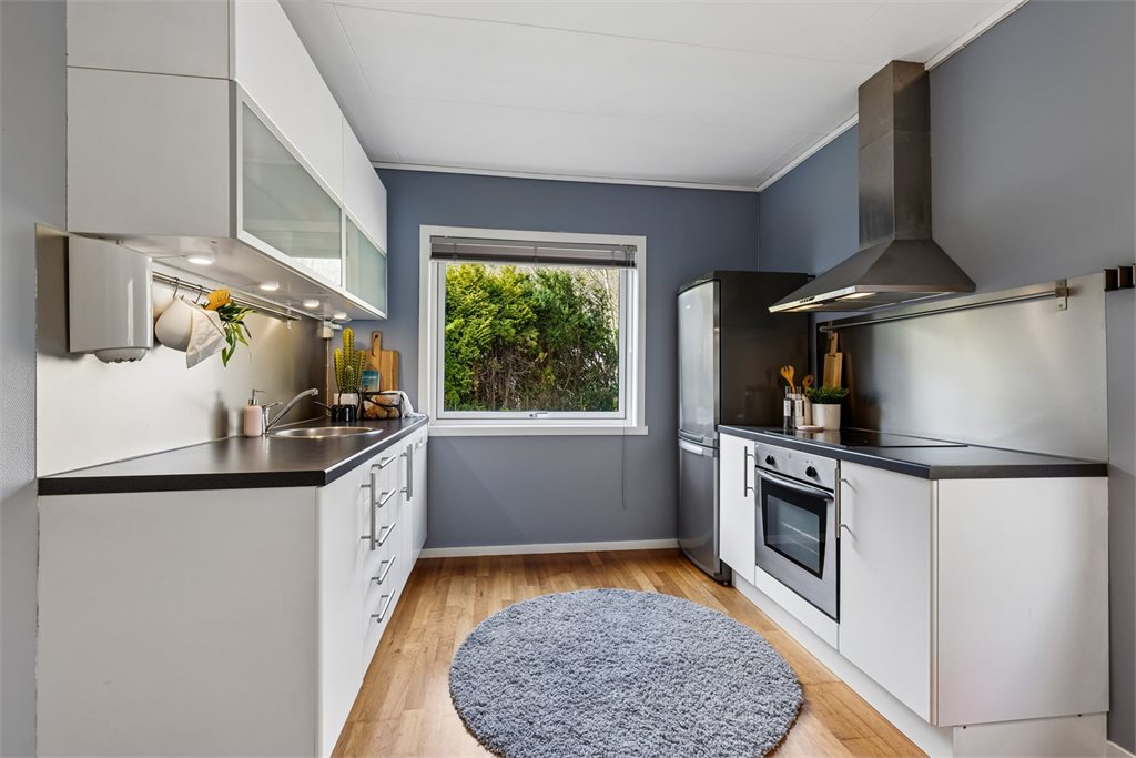 Kjøkken med effektiv planløsning og godt arbeidslys