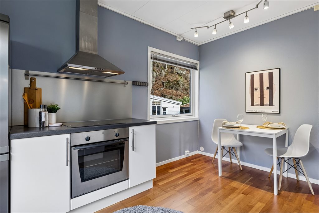 Lys kjøkkensone med vindu og gode arbeidsflater