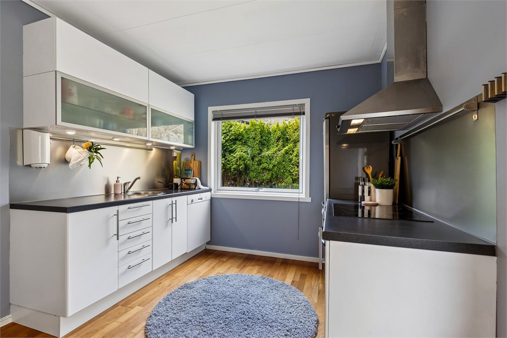 Praktisk kjøkken med god skap- og benkeplass