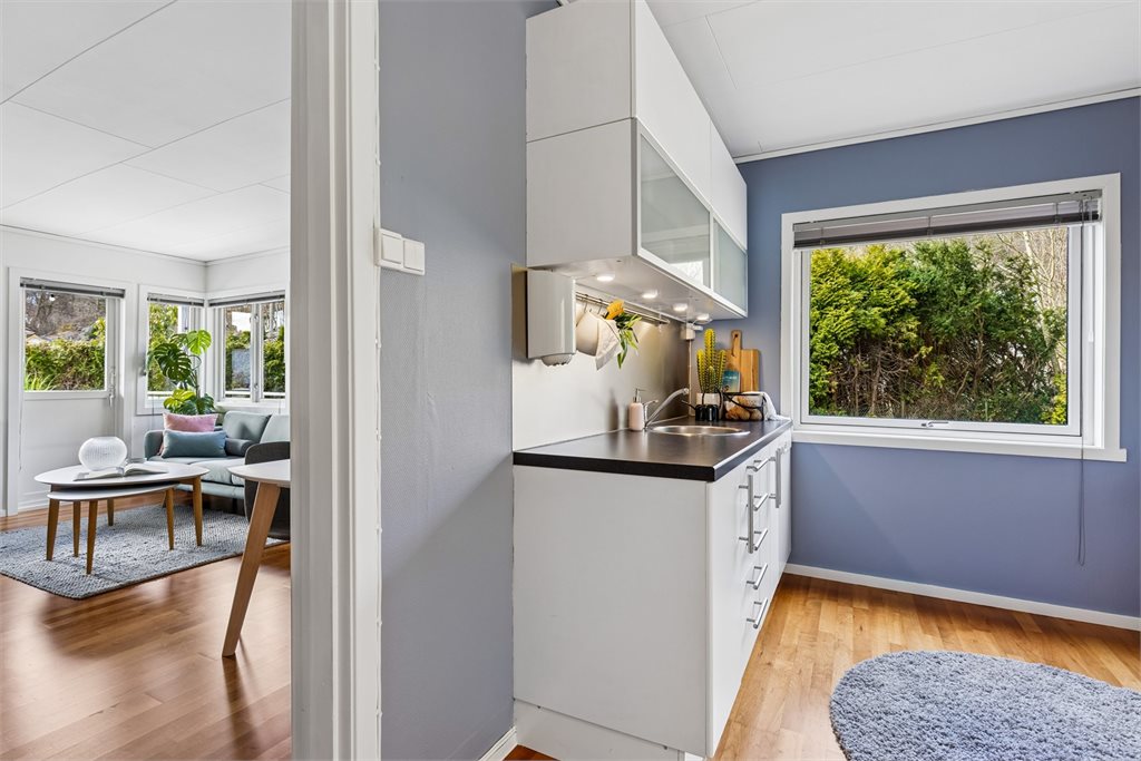 Kjøkken med forbindelse mot stue og godt dagslys