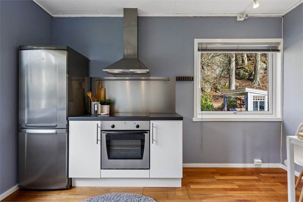 Kjøkkeninnredning med integrert stekeovn og ventilator