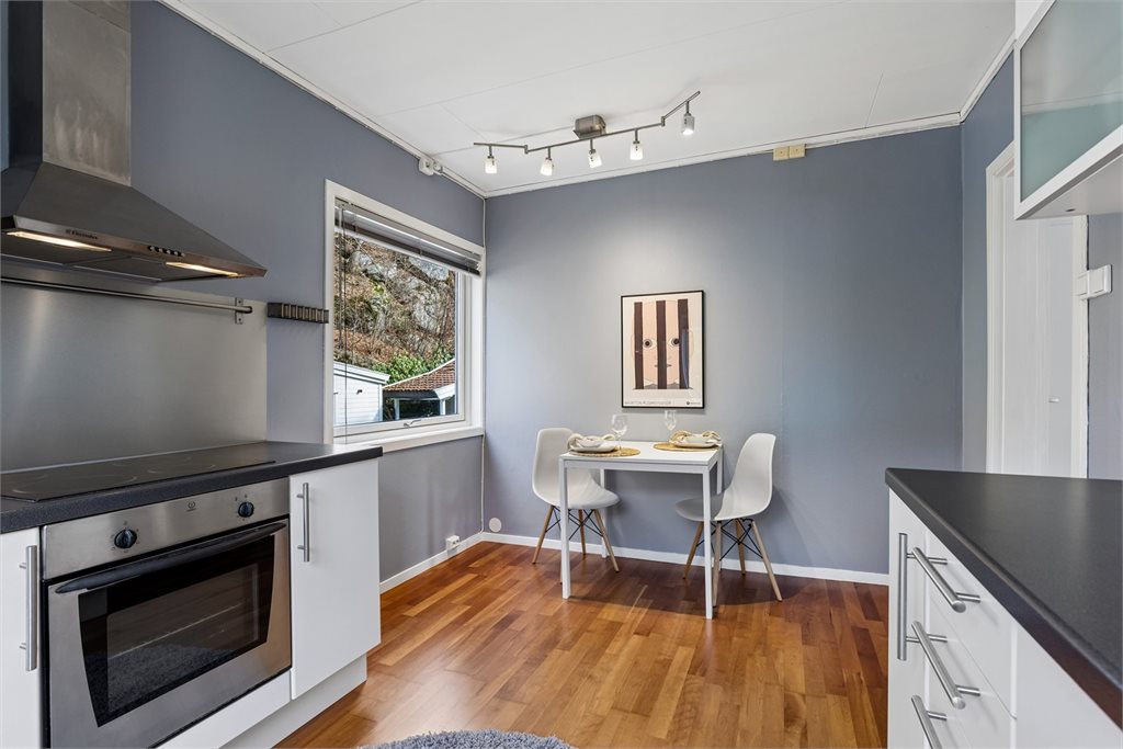 Kjøkken med plass til spisebord og naturlig spiseplass