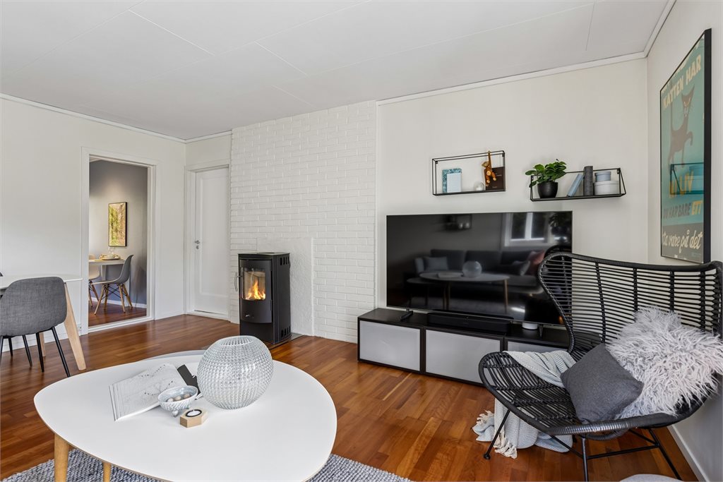 Innbydende stue med vedovn