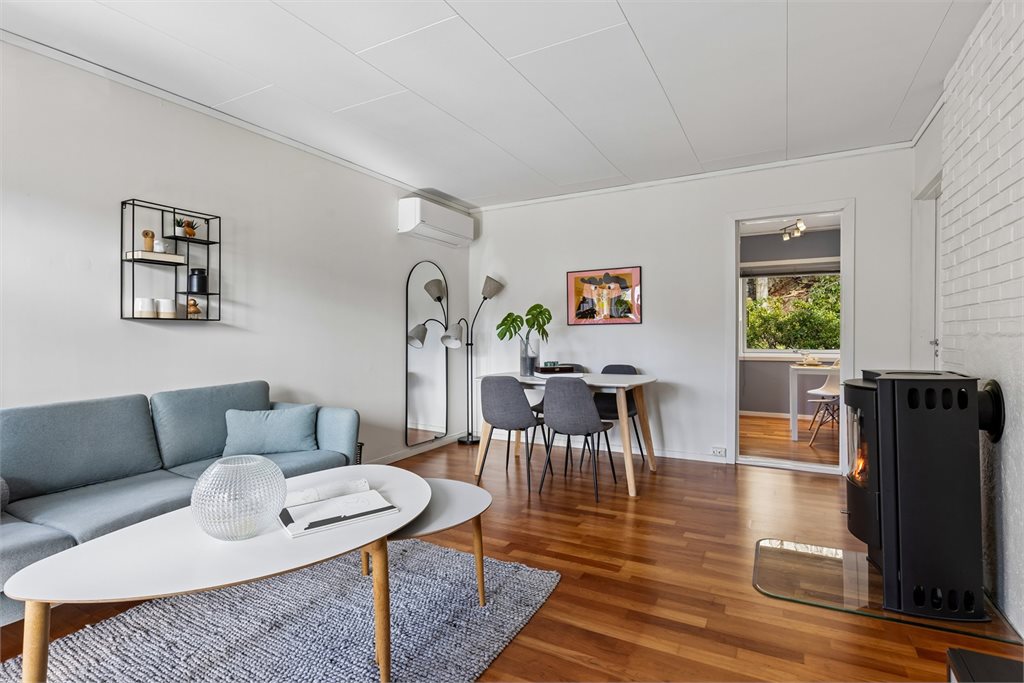 Romslig stue med naturlig plass for spisegrupp